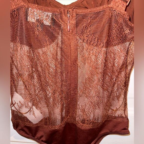 NWTs DANIELLE BERNSTEIN Lace Bodysuit Size 2 - Picture 6 of 10